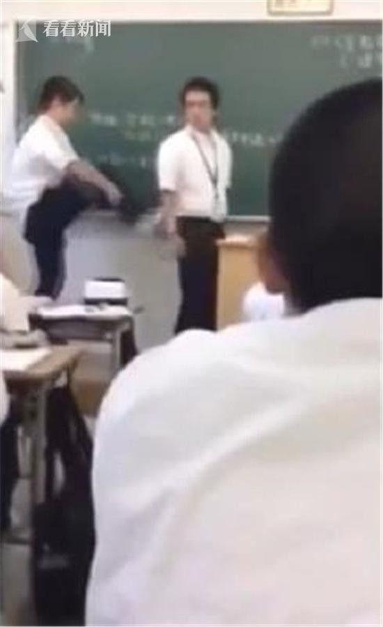 学生欺凌吃瓜事件视频,吃瓜群众围观，真相令人震惊