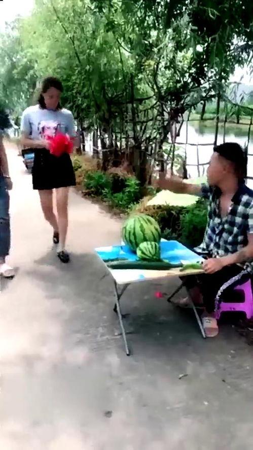 凉亭意外吃瓜视频播放,网友热议不已