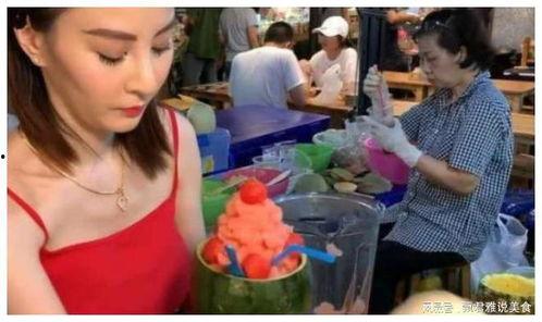 模仿大妈吃瓜视频,笑料百出，揭秘网络热传视频背后的故事